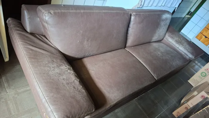 Sofá marrom couro sintético 4 lugares