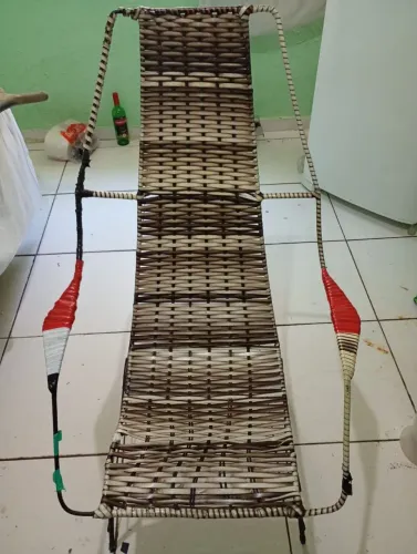 Cadeira de fio de ferro maciço