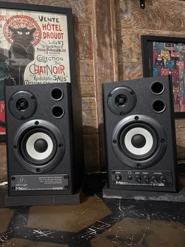 Par de Monitores de Referência Behringer MS20.