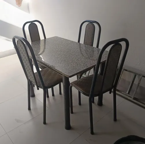 Mesa retangular de granito com 4 cadeiras