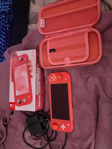 nintendo switch lite coral completo com sd, caixa, carregador e case 