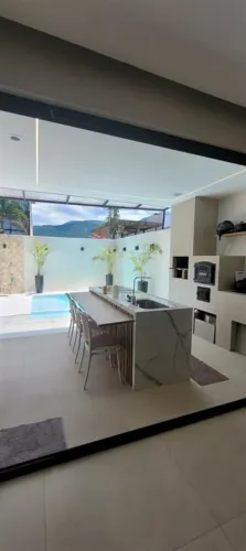 Maravilha casa com 4 suítes, em condomínio com portaria 24 horas.