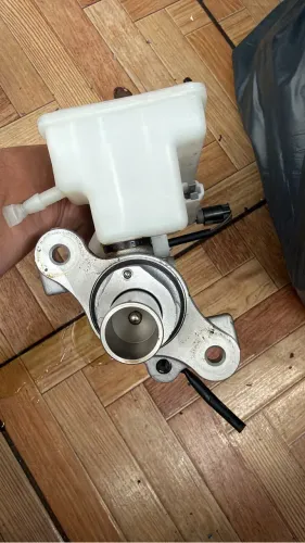 Cilindro mestre do freio Mercedes gla200 ano 2017