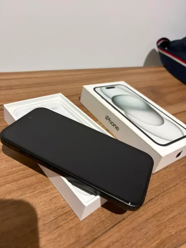 iPhone 15 (128GB) - Caixa e acessório 