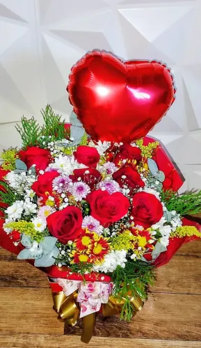 Arranjo de buquê de flores com rosas vermelhas
