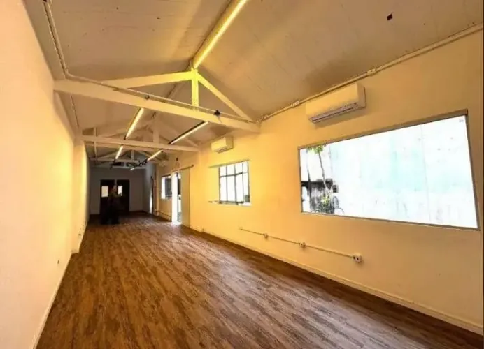 Casa comercial na Rua Aspicuelta, 216  90 m²