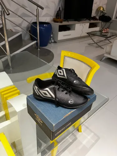 Chuteira society umbro orbit