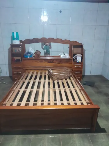 Cama c baú, gavetas laterais e maleiro. Madeira maciça