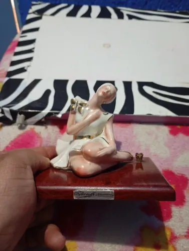 Escultura vintage de bailarina de porcelana da marca italiana aurora creazioni medida 9x12