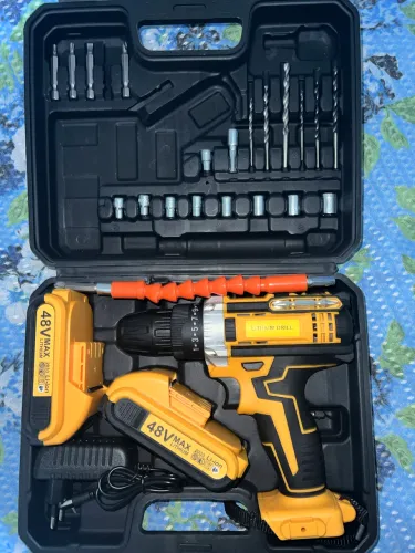 Maleta com furadeira e parafusadeira e acessórios.