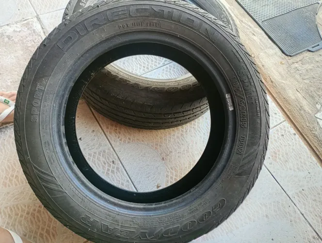 Vende-se dois pneus Goodyear top