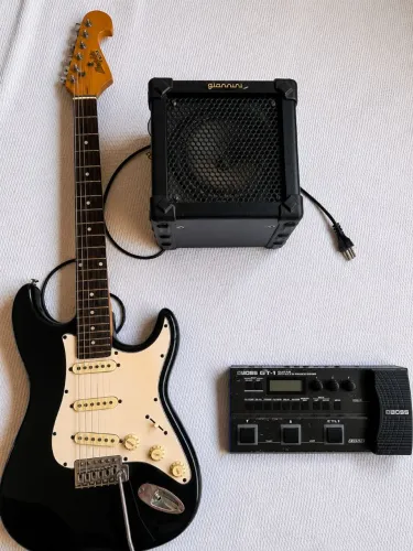 Guitarra stratocaster mg22 + pedaleira Boss gt1+ amplificador gianini