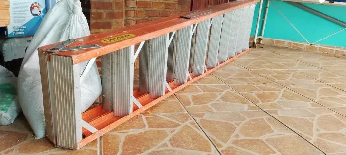 Escada de friba e alumínio de 10 degraus