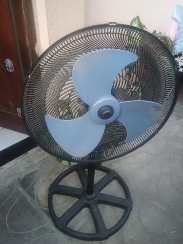 Ventilador de pé pra retirada de peças