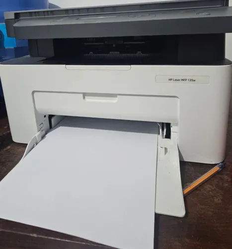 Impressora Multifuncional HP Laser 135w com Wi-Fi - Excelente Estado!