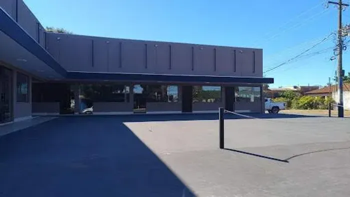 Centro Comercial na Vila Moreninha com 6 salas c/ banheiro.