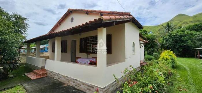 Chácara com Duas Casas, Piscina e muito Verde em Conrado - Miguel Pereira