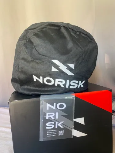 Capacete Norisk Grand Prix France, com intercomunicador instalado
