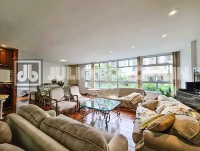 Apartamento amplo na quadra da praia de Ipanema - vista lateral para o mar