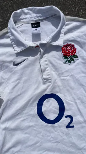 camisa de rugby da Seleção Inglesa da Nike, patrocinada pela O2,