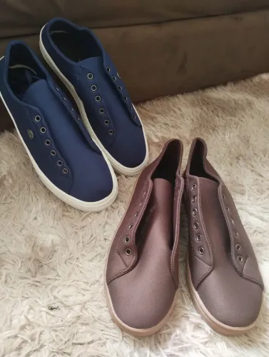 Kit com 02 pares de tênis casual masculino azul e marrom n 41/42.