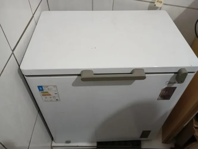 Vendo freezer novinho 1 ano q saiu da loja pouquíssimo usado valor negociável *