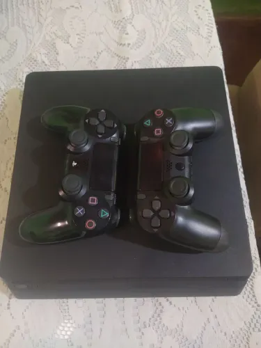 PS4 SLIM + 2 CONTROLES E 3 JOGOS + BRINDES