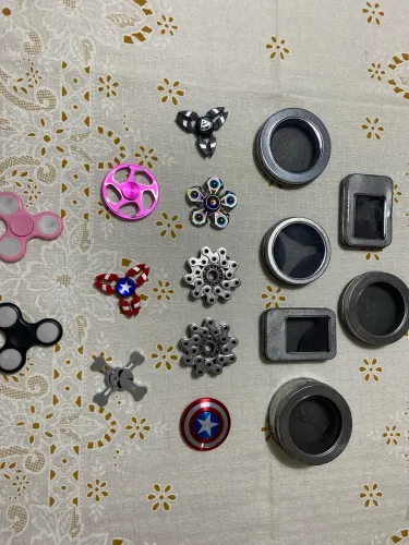 Lote de Fidget Spinners Metálicos e Temáticos + Estojos Colecionáveis