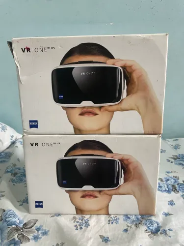 2 ÓCULOS REALIDADE VIRTUAL ZEISS VR ONE PLUS