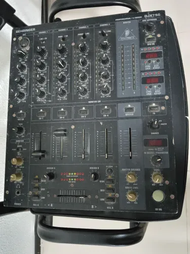Vendo DJ Behringer PRO MIXER DJX750