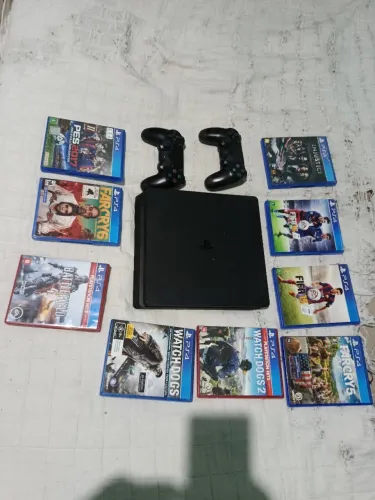 Vendo PS4 slim 500 GB mais 8 jogos preço negociável 