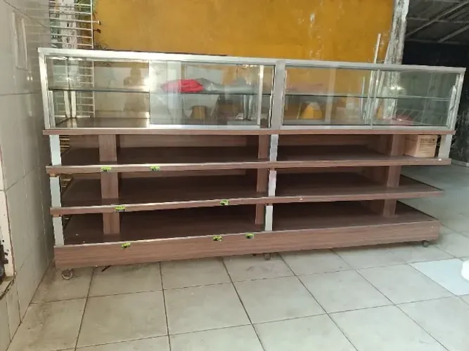Balcão expositor para bolos