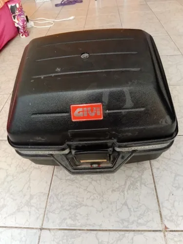 Baú givi 27 litros com bagageiro da fazer 250