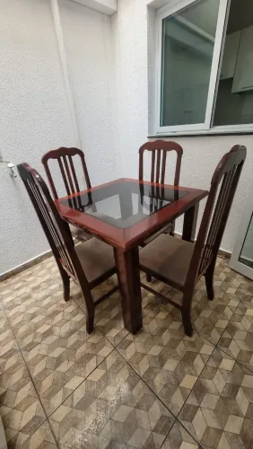 Conjunto de mesa com 4 cadeiras