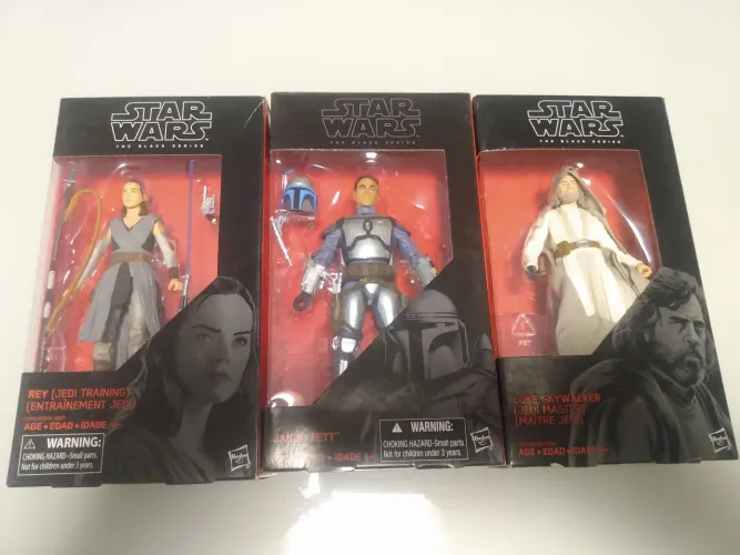 3 bonecos star Wars Black series na caixa( Luke sky Walker, Rey, e Jango Fett)