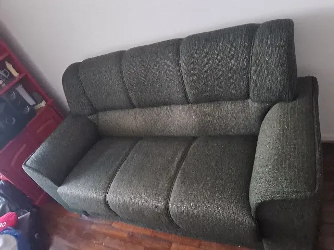 Sofá de três lugares, com 1,80m de largura, ideal para compor sua sala de estar __________