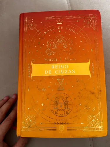 Livro reino de cinzas - Sarah j mass