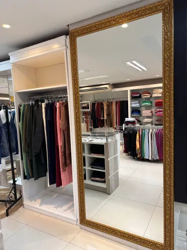 Espelho com moldura dourada