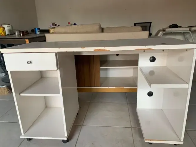Mesa de estudo com gaveta