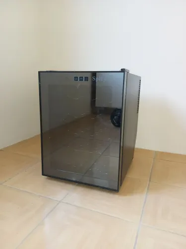 Adega climatizada de vinhos Spicy 20 garrafas