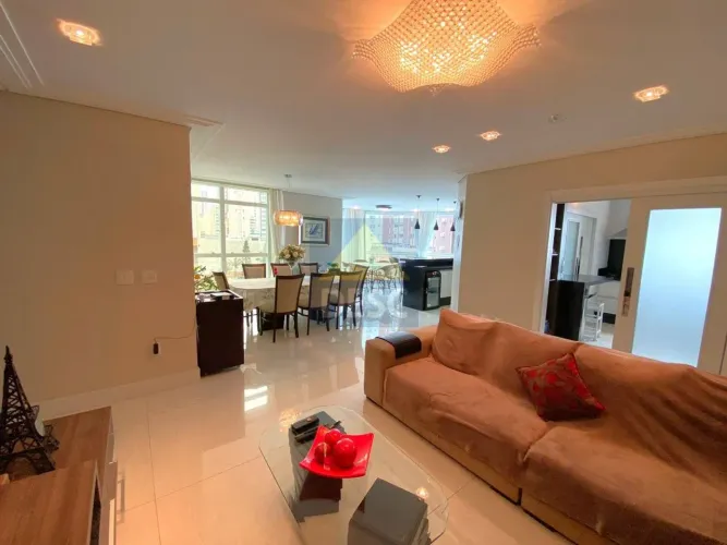 Apartamento mobiliado para alugar na quadra do mar com 4 dormitórios Rua 4100 em Balneári