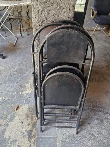 Conjunto Mesa + 4 cadeiras de ferro