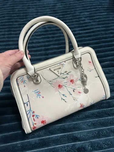 Bolsa Guess Original Floral Bolsa Guess original, modelo satchel
