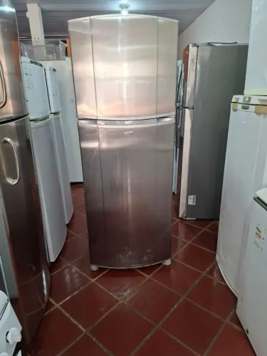 Geladeira consul inox 450 litros com detalhes na parte externa 