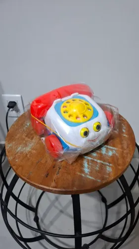 Brinquedo carrinho telefone ( toca quando anda)
