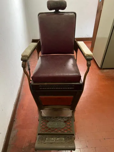 Cadeira de Barbeiro Antiga Ferrante Original - Retrô/Vintage