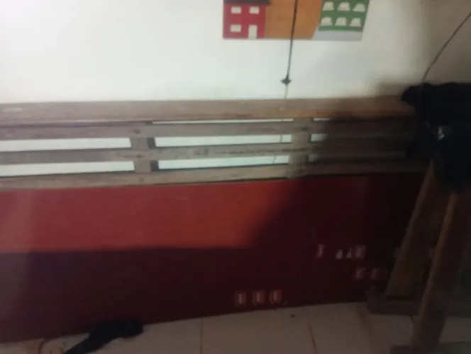 Cama de madeira maciça antiga solteiro 