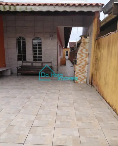 Casa com edícula, 2 quartos sendo 1 suíte, 2 vagas a 200 metros da pista a venda em Mongag