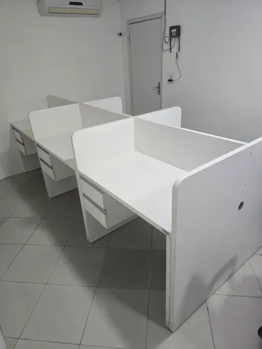 Estação de trabalho com gavetas