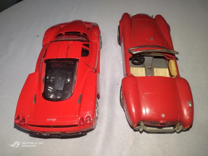 Duas Ferraris antiga em latão para restauração ou uso decorativo